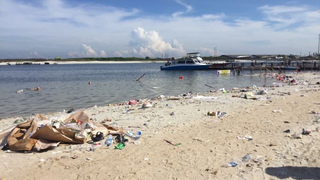 Sampah berserakan di Pantai Ancol (Foto: Moh Fajri/kumparan)