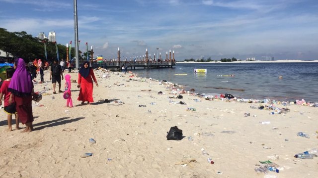 Sampah berserakan di Pantai Ancol (Foto: Moh Fajri/kumparan)