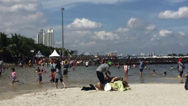 Pengunjung Pantai Ancol semakin ramai. (Foto: Moh Fajri/kumparan)