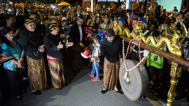 Malam tahun baru di Solo (Foto: ANTARA/Mohammad Ayudha)