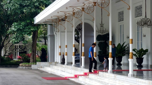 Jokowi ajak Jan Ethes menikmati Gedung Agung. (Foto: Yudhistira Amran/kumparan)