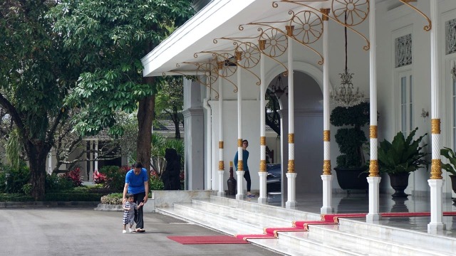 Jokowi ajak Jan Ethes menikmati Gedung Agung. (Foto: Yudhistira Amran/kumparan)