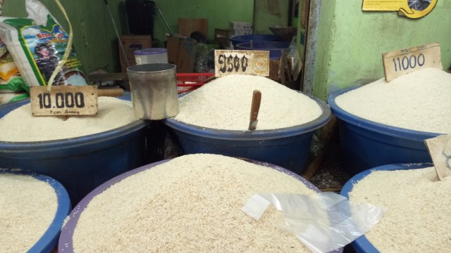 Pedagang beras di Pasar Tradisional Pasar Minggu