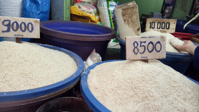 Pedagang beras di pasar tradisional Pasar Minggu. (Foto: Ela Nurlaela/kumparan)