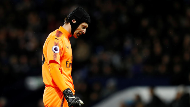 Petr Cech tertunduk lesu. (Foto: Reuters/Jason Cairnduff)