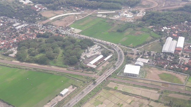 Lalin di daerah Jateng terpantau cukup lengang. (Foto: Fadjar Hadi/kumparan)