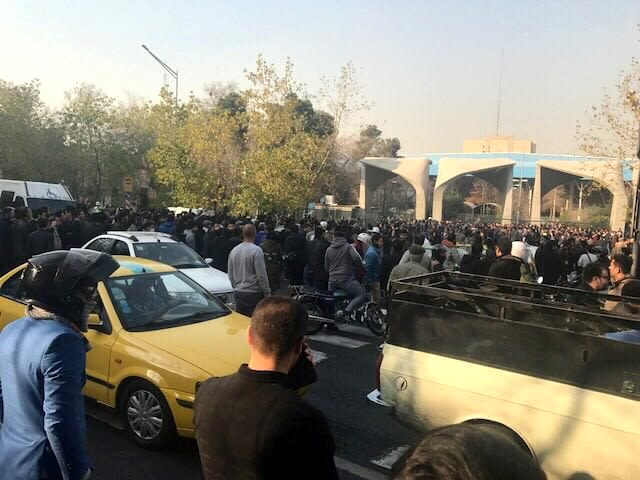 Demonstrasi berlangsung ricuh di Teheran, Iran. (Foto: Social media via Reuters)