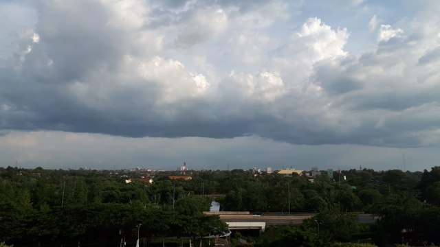 Ilustrasi awan mendung (Foto: Aditia Noviansyah/kumparan)
