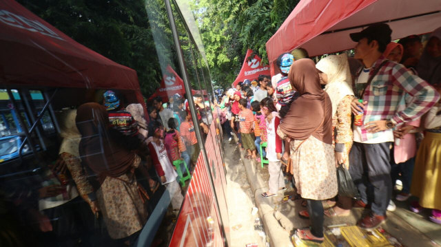Warga antre naik bus tingkat TransJakarta (Foto: Helmi Afandi/kumparan)