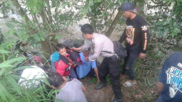 Jembatan gantung penangkaran rusa Cariu terputus. (Foto: Dok. Humas Polres Bogor)