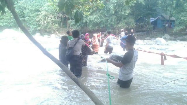 Jembatan gantung penangkaran rusa Cariu terputus. (Foto: Dok. Humas Polres Bogor)