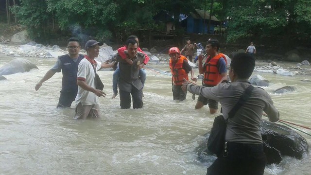 Jembatan gantung penangkaran rusa Cariu terputus. (Foto: Dok. Humas Polres Bogor)