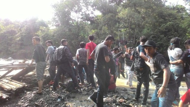 Jembatan gantung penangkaran rusa Cariu terputus. (Foto: Dok. Humas Polres Bogor)