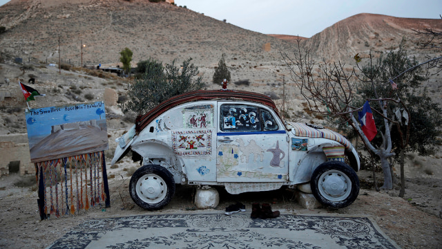Mobil VW Beetle dijadikan hotel. (Foto: Reuters/Muhammad Hamed)