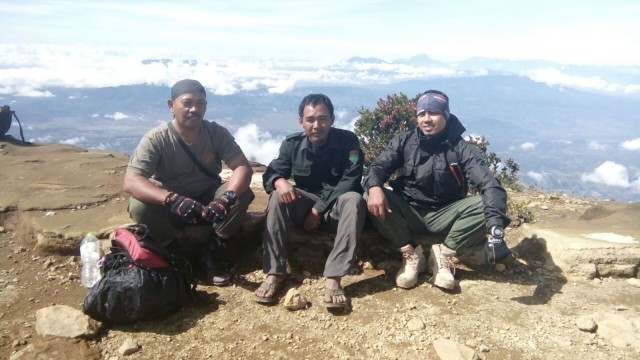 Petugas TN Gunung Ciremai. (Foto: dok. Humas TNGC)