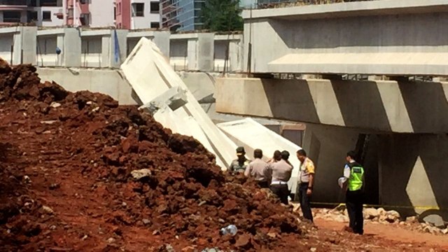 Lokasi jatuhnya proyek jalan layang Antasari. (Foto: Raga Imam/kumparan)