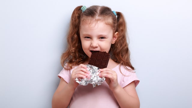 Anak mengonsumsi gula (Foto: Thinkstock)