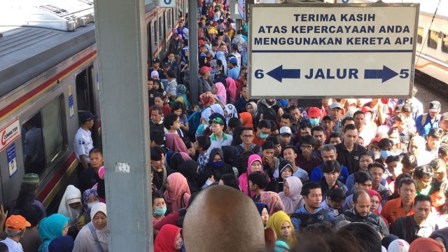 Kecipratan Berkah Mudik, Kartu Multi Trip KRL Laris Manis saat Lebaran (225941)