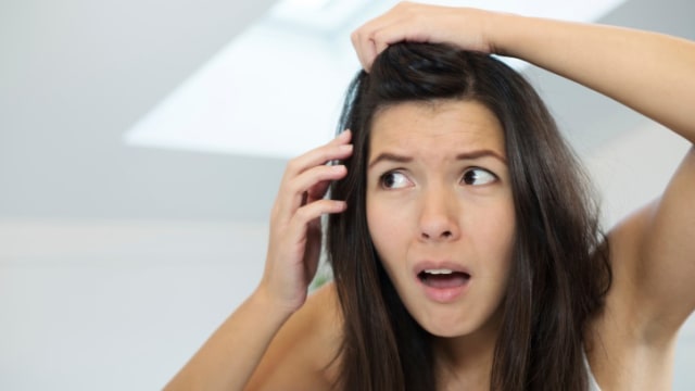 Stop sentuh rambut. (Foto: Thinkstock)