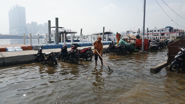 Banjir di kawasan pelabuhan Kali Baru, Muara Angke (Foto: Aditia Noviansyah/kumparan)