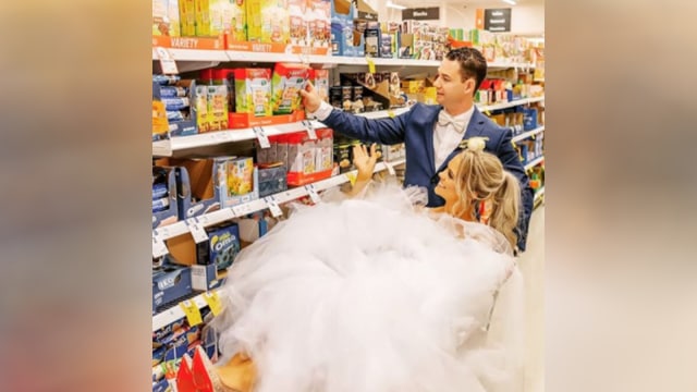 Jessica dan Rodney di supermarket coles (Foto: Instagram @jessicareinsma)