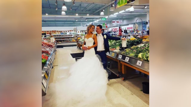 Jessica dan Rodney di supermarket coles (Foto: Instagram @jessicareinsma)