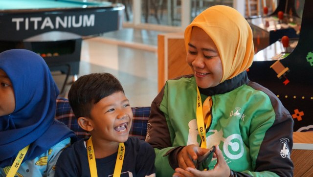 Siti Qomariyah, driver GO JEK dan anaknya Alfatih. (Foto: Puti Cinintya Arie Safitri/kumparan)