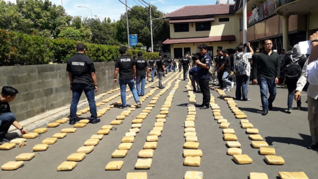 Ganja 1.3 ton  Aceh-Jakarta di Polres Jakbar (Foto: Fadjar Hadi)