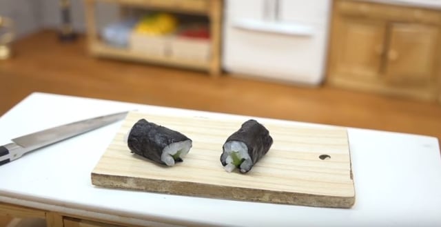Pembuatan miniatur Sushi (Foto: dok. YouTube / Miniature Space)