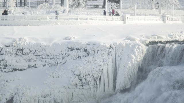 Niagara membeku (Foto: AFP/Geoff Robins)