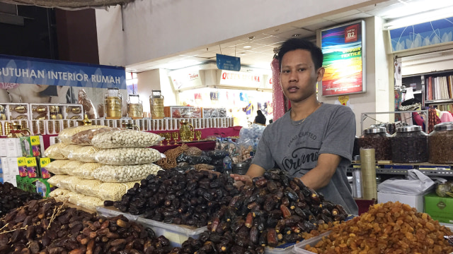 Pedagang kurma dan air zamzam (Foto: Selfy Sandra Momongan/kumparan)
