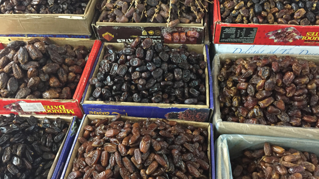 Pedagang kurma dan air zamzam (Foto: Selfy Sandra Momongan/kumparan)