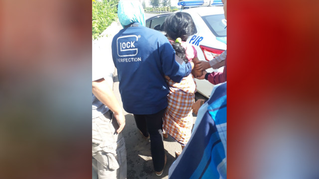 Polisi tolong ibu melahirkan di tol (Foto: PJR )