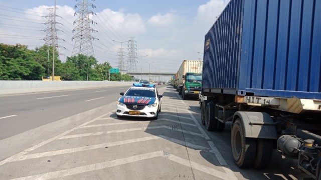 Polisi tolong ibu melahirkan di tol (Foto: PJR )