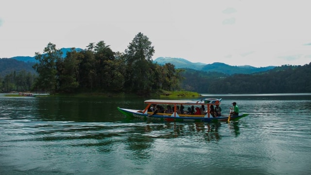 Naik perahu di Situ Patenggang, Bandung (Foto: Instagram @nandochandraa)