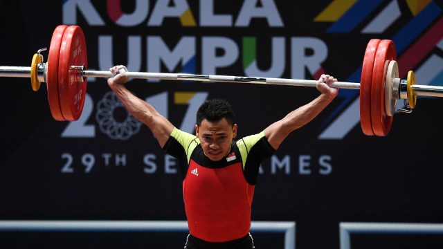 Atlet angkat besi Indonesia, Eko Yuli iriawan. (Foto: MANAN VATSYAYANA / AFP)
