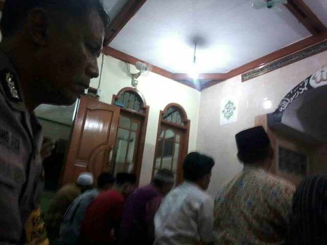 Bhabinkamtibmas Kota Bambu Utara Sholat Isya' Berjamaah Bersama Warga (1)