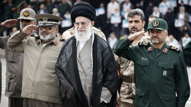 Khamenei dan pimpinan IRGC (Foto: US Institute for Peace)
