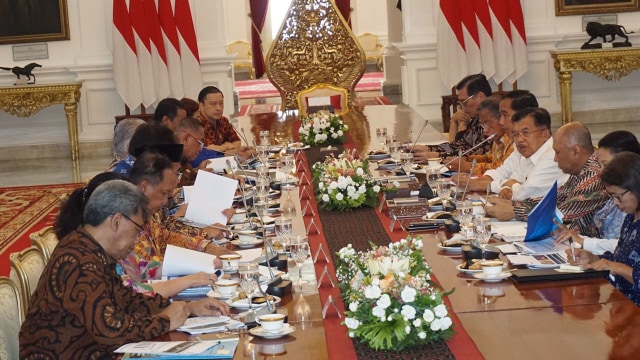 Jokowi di rapat kabinet terbatas. (Foto: Yudhistira Amran Saleh/kumparan)