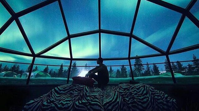 Pemandangan dari dalam kamar Igloo (Foto: Instagram @kakslauttanen_arctic_resort)