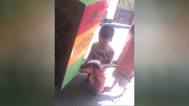 Anak-anak membaca buku perpustakaan milik Budi (Foto: Facebook/ Budy Drunx Buncir)
