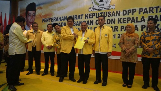 Penyerahan surat keputusan DPP Partai Golkar (Foto: Jamal Ramadhan/kumparan)