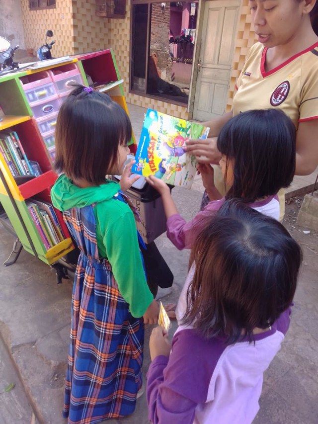 Warga membaca di perpustakaan keliling (Foto: Facebook Budy Drunx Buncir)
