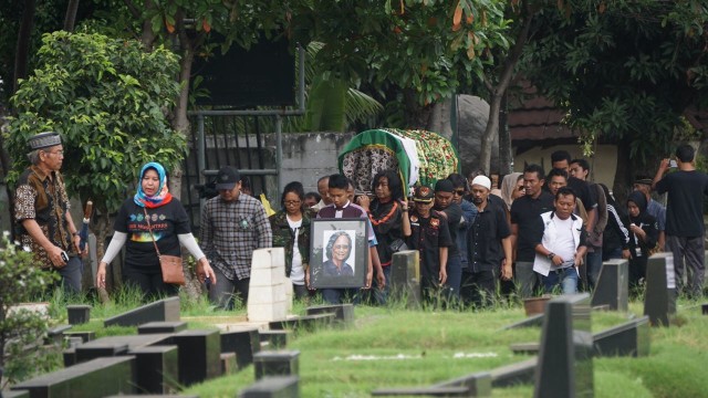 Prosesi pemakaman Yon Koeswoyo di TPU Tanah Kusir (Foto: Intan Alfitry/kumparan)