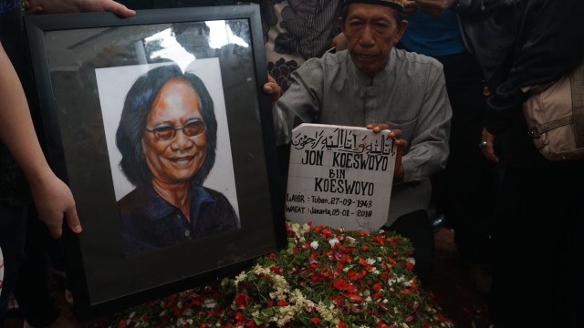 Prosesi pemakaman Yon Koeswoyo di TPU Tanah Kusir (Foto: Intan Alfitry/kumparan)