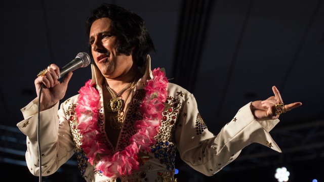 Kontes Mirip Elvis Presley (Foto: OLI SCARFF / AFP)