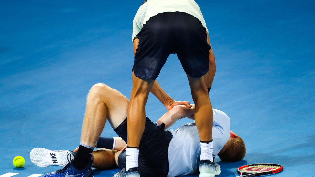Kyle Edmund cedera saat melawan Dimitrov. (Foto: REUTERS/Patrick Hamilton)