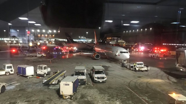 Kecelakaan pesawat di Bandara Toronto. (Foto: John-Ross Parks/Reuters)