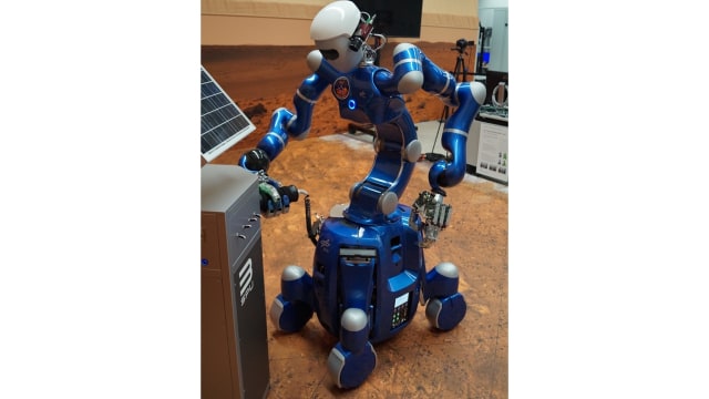 Robot asisten astronaut, Justin. (Foto: DLR)