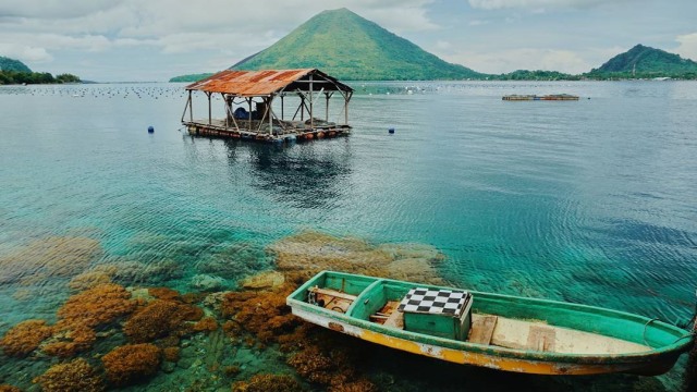 Gunung Api Banda terlihat di kejauhan. Ia berdiri 656 meter di atas permukaan laut, dan terletak di Laut Banda, Maluku. (Foto: Instagram @anoo_13)